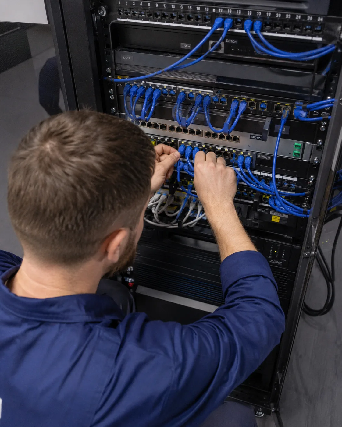 Netzwerktechniker an einem Patchfeld