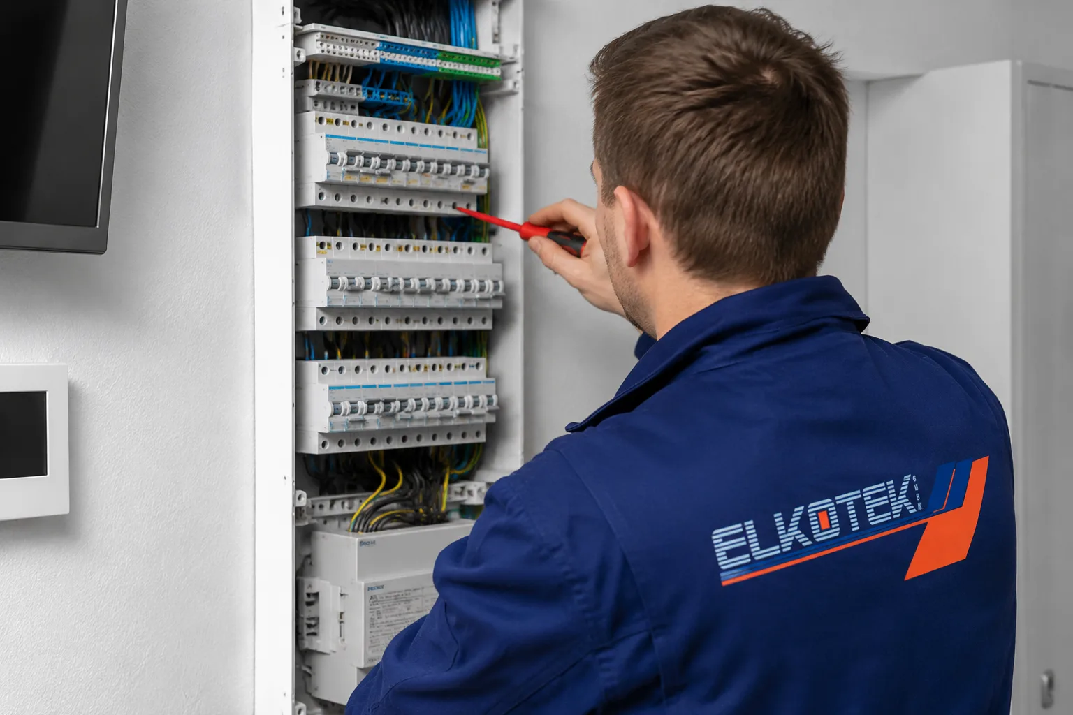 Elektroinstallateur an einem Schaltschrank